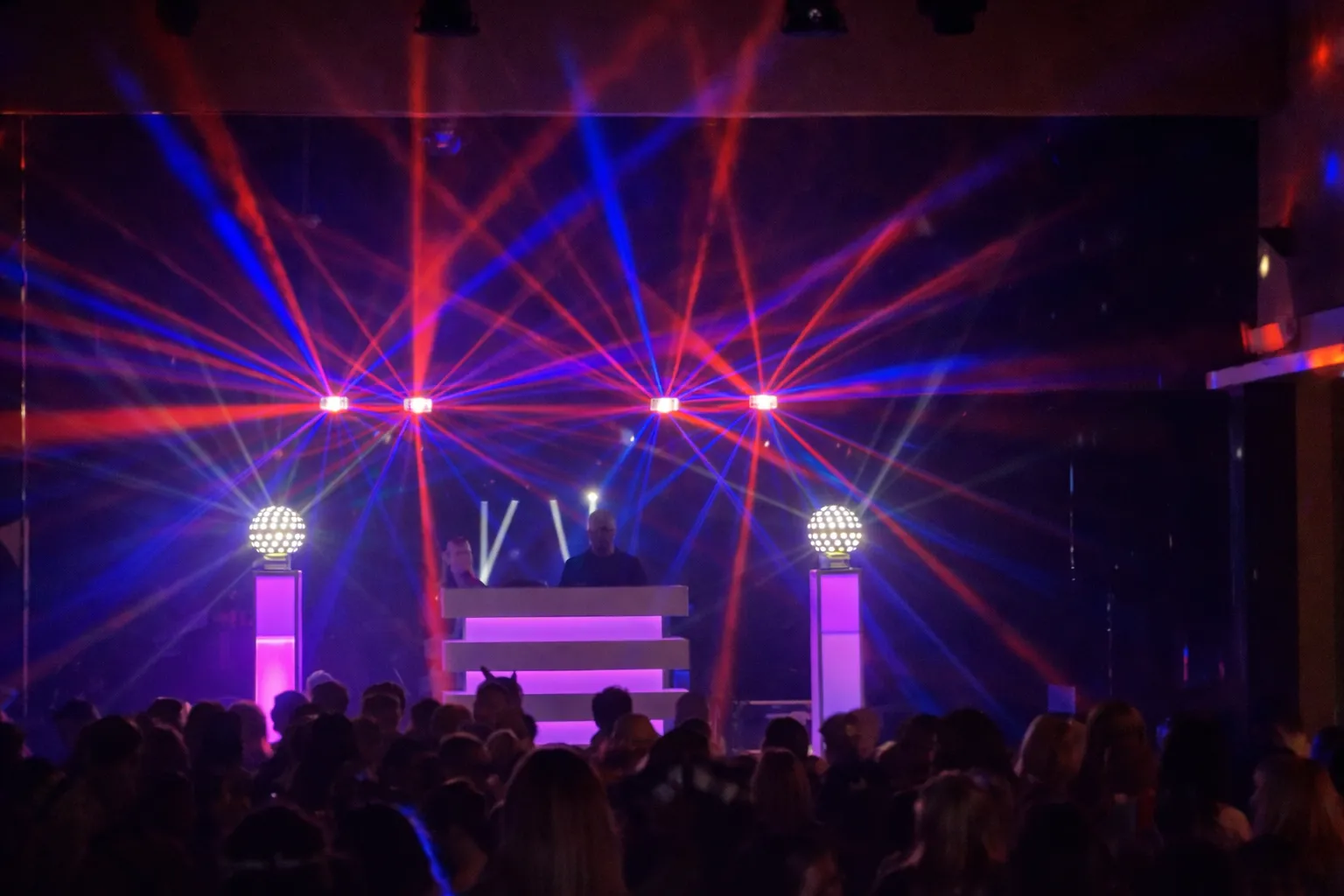 Feest, DJ achter DJ Booth